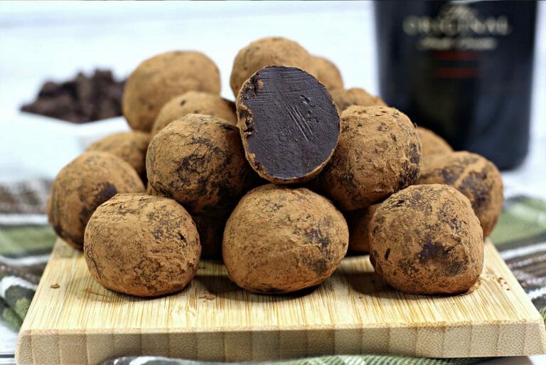 These Bailey’s Irish Cream truffles are made of a homemade ganache, infused with the deliciousness of Bailey’s Irish Cream. Super easy to whip-up, these make the perfect “grown-ups only” treats.