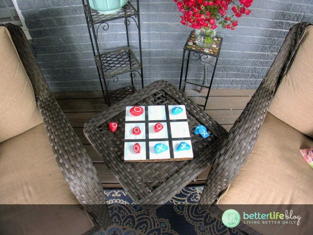 This DIY Pet Rock Tic Tac Toe game is one for the books: it’s bright, colorful and totally unique! Check out how an old palette and some leftover river stones brought this board game to life!