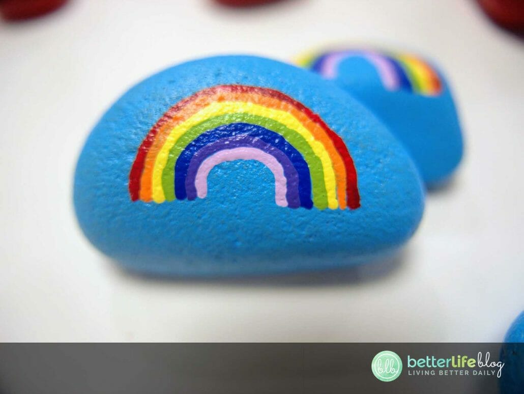 This DIY Pet Rock Tic Tac Toe game is one for the books: it’s bright, colorful and totally unique! Check out how an old palette and some leftover river stones brought this board game to life!