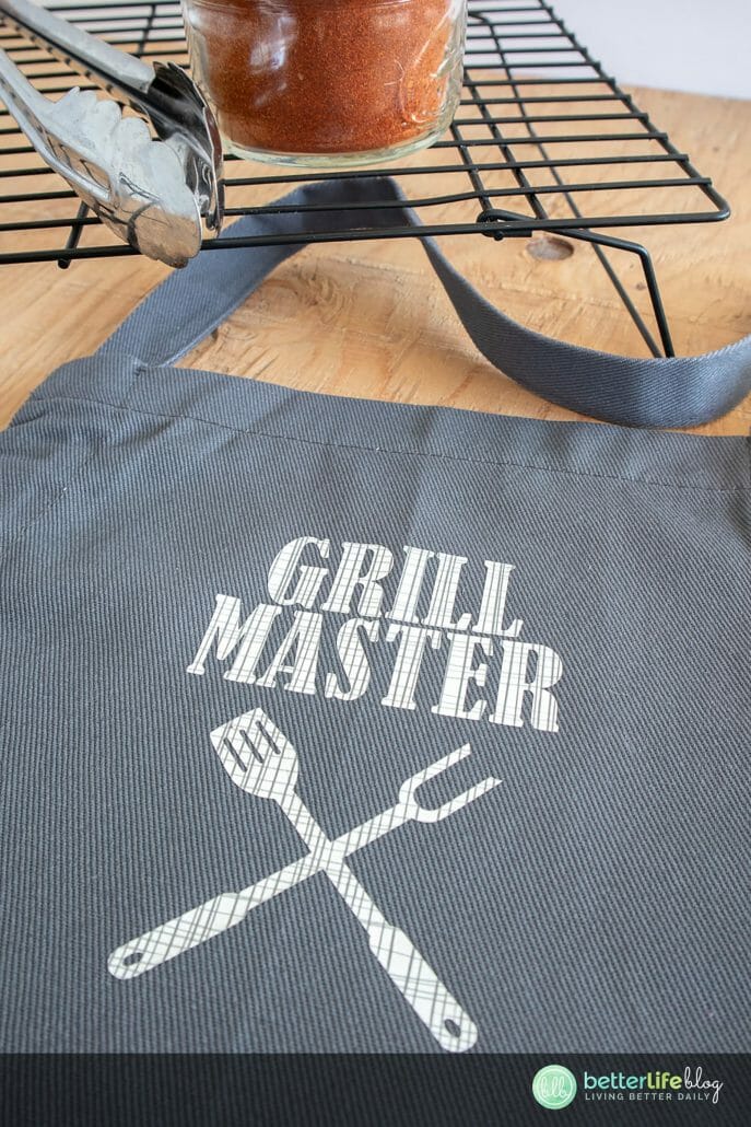 This Mini Press Cricut Apron makes for the perfect gift for the foodie in your life! You’ll see how easy it is to personalize anything with the nifty Cricut EasyPress Mini.