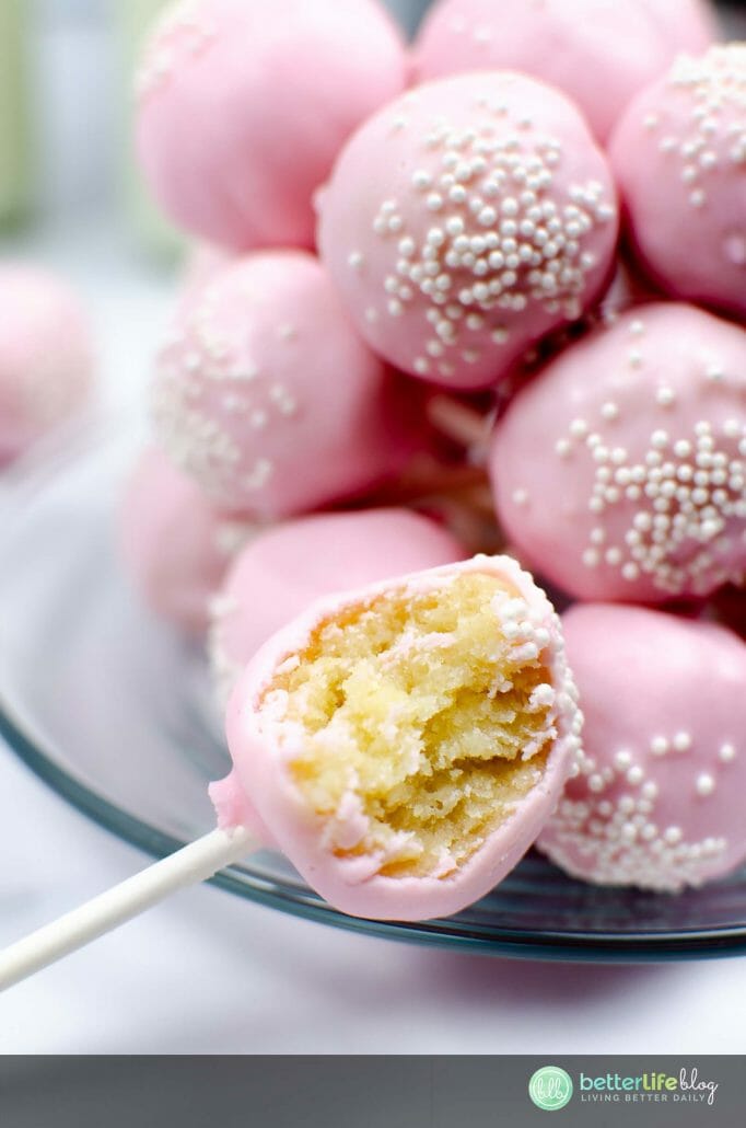 Who’s up for a delicious treat? Rather than spending big bucks at the drive-through, why not bake a batch of these ultra delicious Starbucks Copycat Cake Pops?