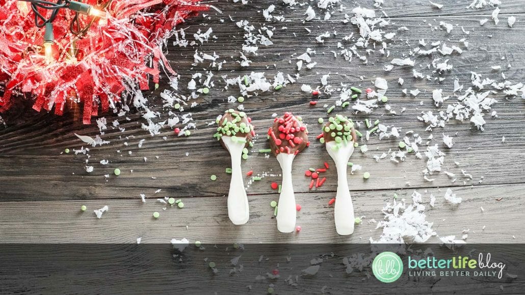 These Chocolate Edible Spoons for Hot Cocoa are not only absolutely gorgeous but taste incredibly delicious! Check out how to make a batch of your own - they make for a great gift!
