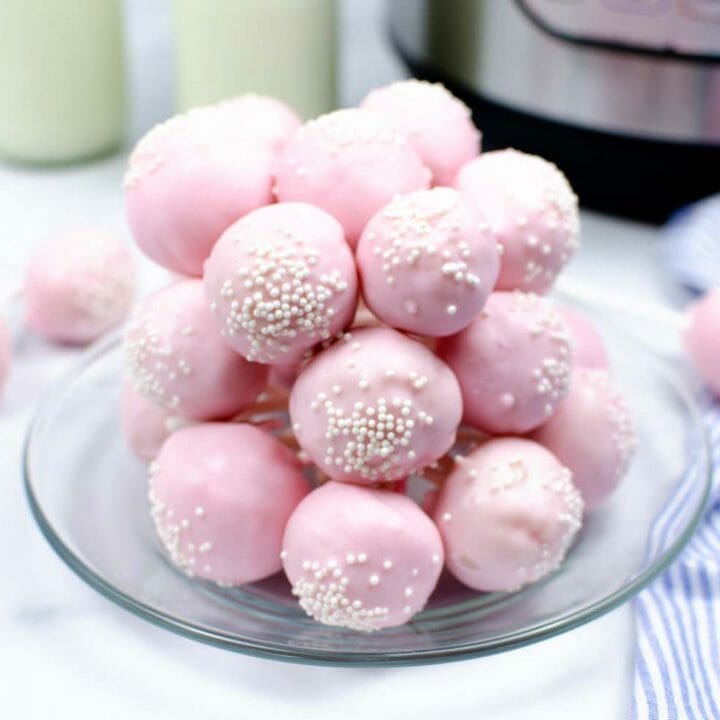 Who’s up for a delicious treat? Rather than spending big bucks at the drive-through, why not bake a batch of these ultra delicious Starbucks Copycat Cake Pops?